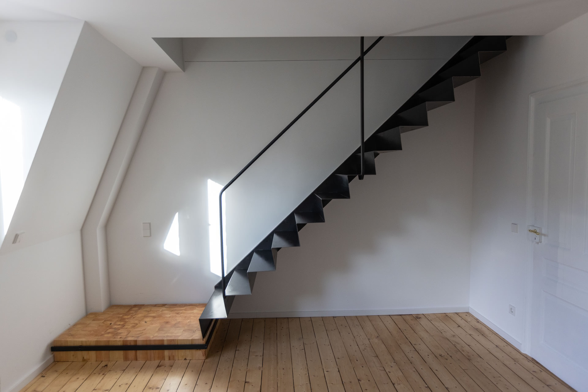 Faltwerktreppe mit Podest - Holz, Metall